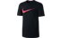 Nike Hangtag Sportswear Swoosh T-Shirt sportiva uomo, Black/Sport Red
